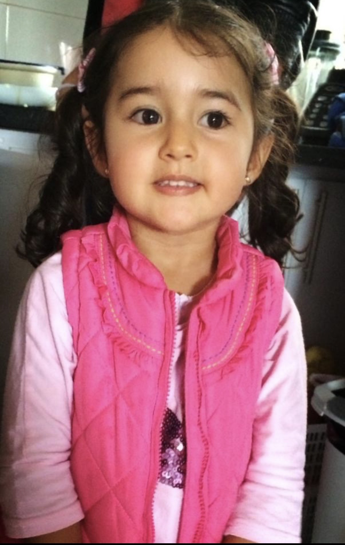 Isa de niña sonriendo
